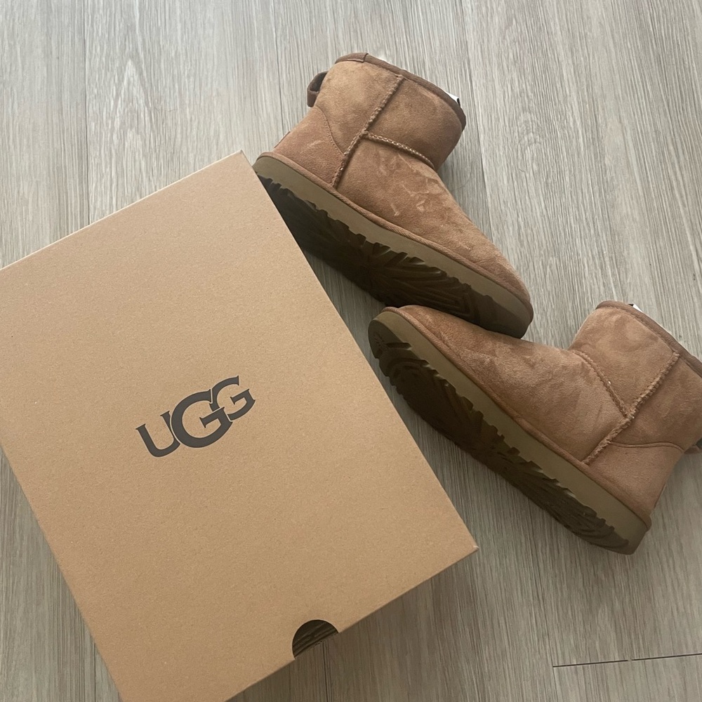 UGG Mini Boot Sz 6